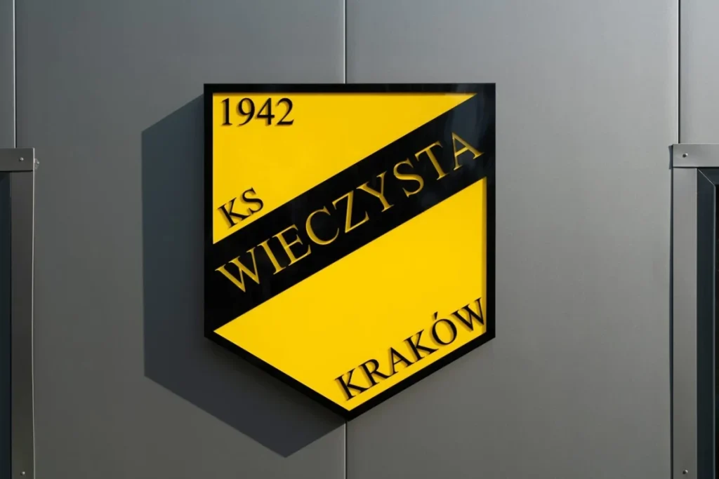 Wieczysta Kraków – Lech Poznań gdzie oglądać? Transmisja na żywo i online (01.08.2026) Wieczysta Kraków - logo herb 2