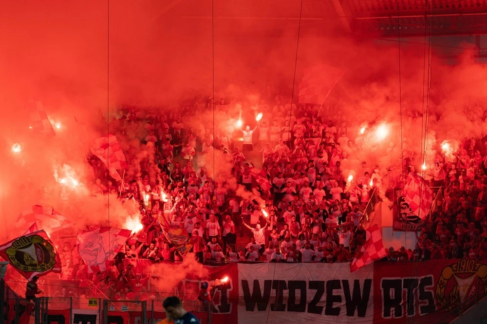 Widzew – Lech Poznań gdzie oglądać? Transmisja TV i online (30.08.2026) Widzew Łódź - kibice trybuny 2