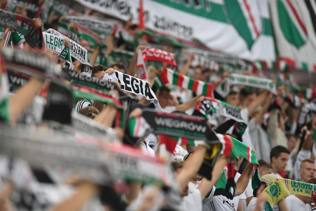 Legia Warszawa – Lech Poznań typy, analiza meczu i kursy bukmacherskie (25.10.2026) Legia Warszawa - kibice 22 szaliki